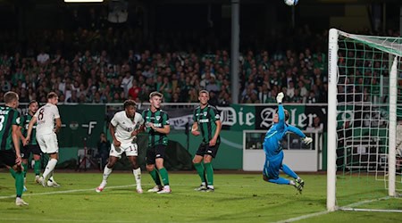 Münsters Torwart Johannes Schenk (r) pariert einen Ball vor Münchens Leon Goretzka (3.v.l) und Kingsley Coman (4.v.l). Bayern-Leihgabe Schenk bleibt in Münster. / Foto: Friso Gentsch/dpa