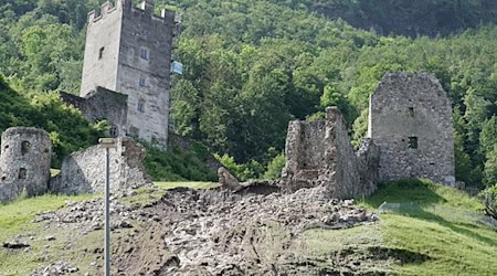 Nach heftigen Regenfällen ist ein Teil der Burg Falkenstein im Landkreis Rosenheim abgerutscht. / Foto: Uwe Lein/dpa/Archivbild