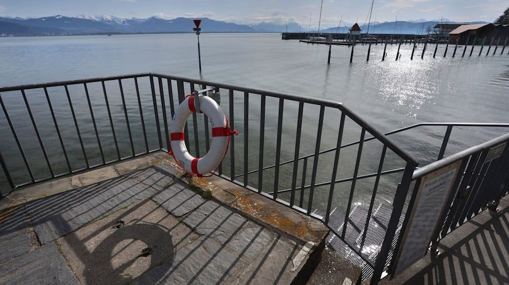 Im Sonnenschein liegt glitzernd der Bodensee hinter einer Aussichtsplattform. / Foto: Karl-Josef Hildenbrand/dpa