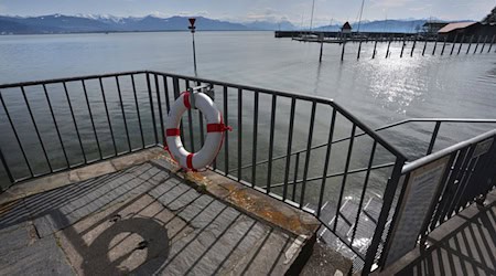 Im Sonnenschein liegt glitzernd der Bodensee hinter einer Aussichtsplattform. / Foto: Karl-Josef Hildenbrand/dpa