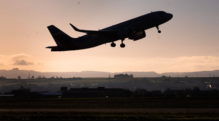 Flugzeug landet am frühen Morgen. / Foto: Christoph Schmidt/dpa/dpa-tmn