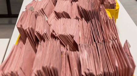 Briefwahl für die Europawahl am 9. Juni 2024, die ankommenden Briefwahl Unterlagen werden in die entsprechende Urne einsortiert. / Foto: Helmut Fricke/dpa