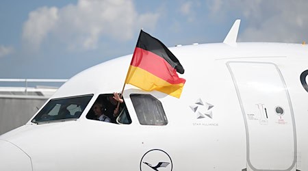 Mit einer Deutschlandflagge im Cockpitfenster rollt auf dem Flughafen das Flugzeug mit der Mannschaft aus. Bei der Heim-EM der Männer fliegt das deutsche Team zum Achtelfinale von Nürnberg nach Dortmund. / Foto: Arne Dedert/dpa