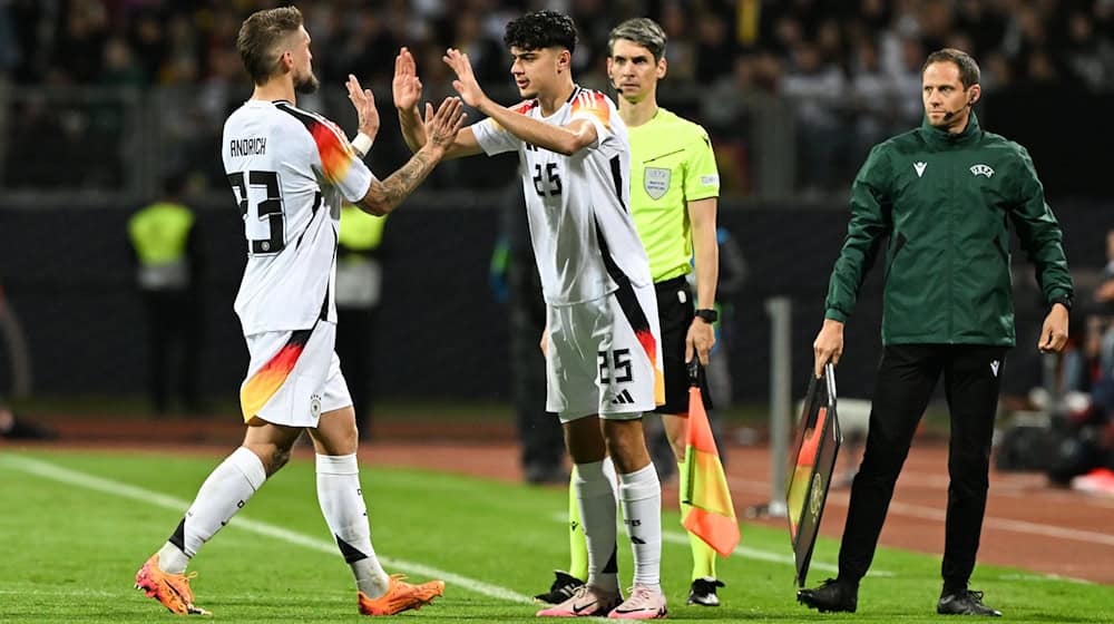 Deutschlands Aleksandar Pavlovic (r) wird für Robert Andrich eingewechselt. / Foto: Federico Gambarini/dpa