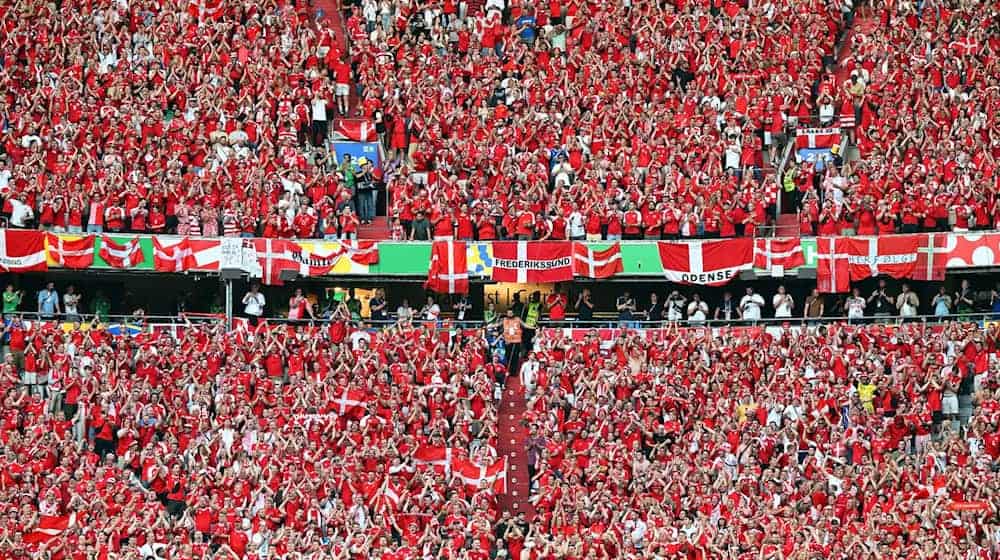 München Fußball Arena, Fans von Dänemark feuern vor Spielbeginn ihre Mannschaft an. / Foto: Sven Hoppe/dpa