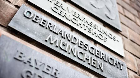 Die Schriftzüge «Bayer. Verfassungsgerichtshof», «Oberlandesgericht München» und «Bayer. Anwaltsgerichtshof» sind auf Schildern am Eingang des Gerichtsgebäudes vom Oberlandesgericht zu sehen. / Foto: Matthias Balk/dpa