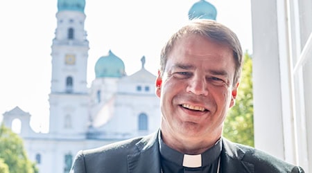 Stefan Oster, Bischof von Passau, vor dem Dom St. Stephan. / Foto: Armin Weigel/dpa
