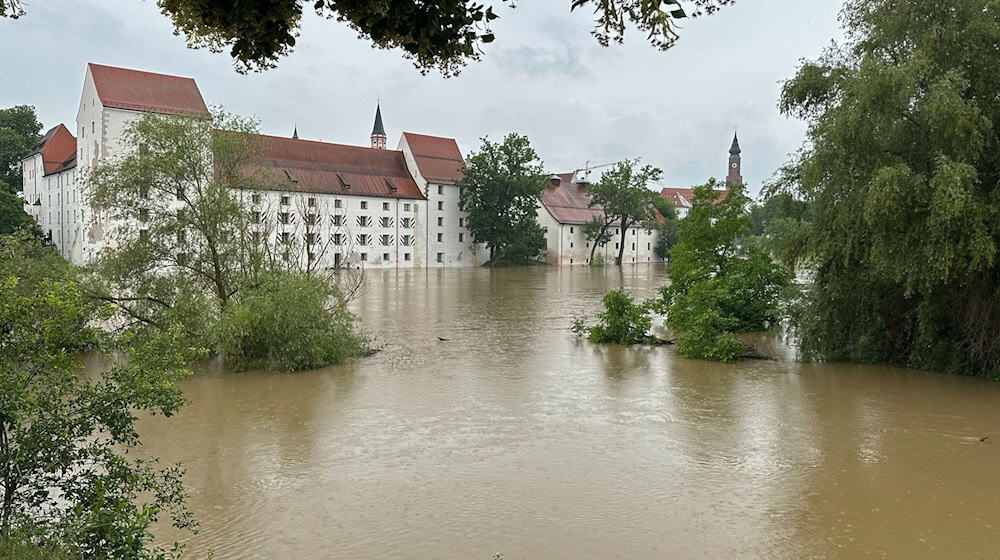 Vor dem Herzogsschloss in Straubing führt die Donau Hochwasser. / Foto: Ute Wessels/dpa
