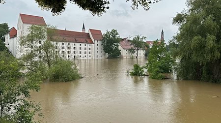 Vor dem Herzogsschloss in Straubing führt die Donau Hochwasser. / Foto: Ute Wessels/dpa