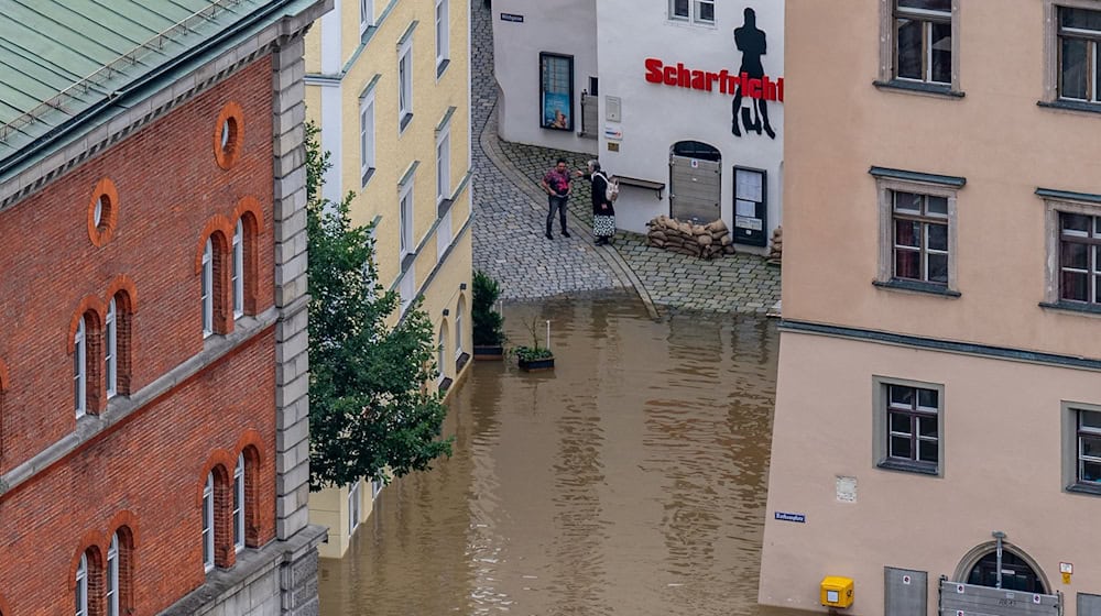 Teile der Altstadt sind vom Hochwasser der Donau überflutet. In Bayern herrscht nach heftigen Regenfällen vielerorts weiter Land unter. / Foto: Armin Weigel/dpa