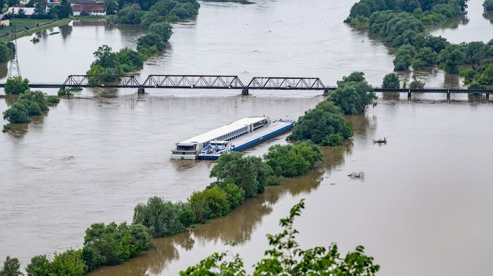Zwei Schiffe liegen im Hochwasser der Donau. In Bayern herrscht nach heftigen Regenfällen vielerorts weiter Land unter. / Foto: Armin Weigel/dpa