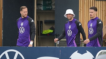Torwart Oliver Baumann, Thomas Müller und Robin Koch kommen zum Training. / Foto: Christian Charisius/dpa