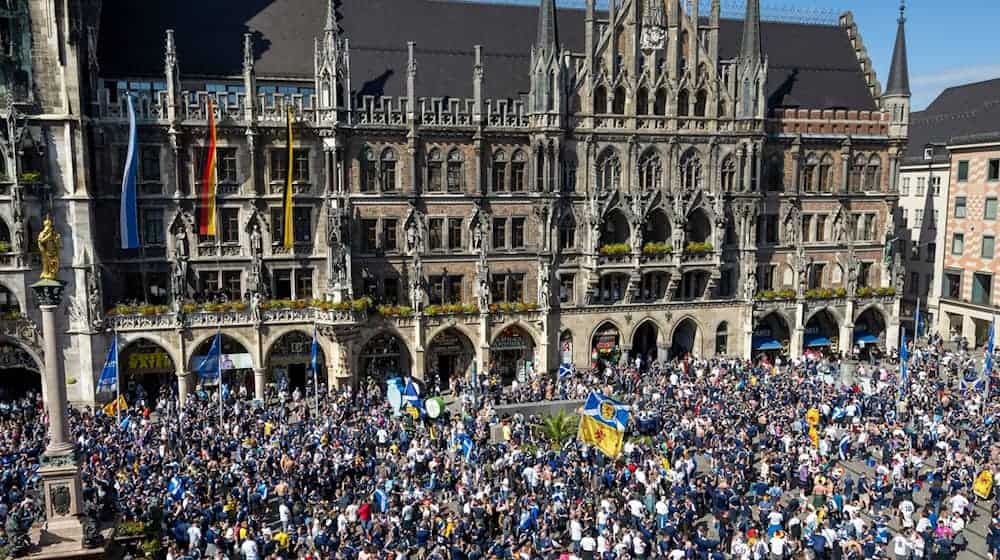 Schottische Fans feiern Stunden vor dem Spiel auf dem Marienplatz vor dem Münchener Rathaus. / Foto: Stefan Puchner/dpa