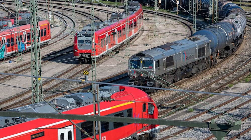 Am Hauptbahnhof Ulm fährt ein Güterzug an abgestellten Zügen der Deutschen Bahn vorbei. / Foto: Stefan Puchner/dpa