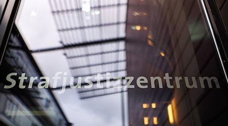 «Strafjustizzentrum» steht am Eingangsbereich zum Landgericht auf einer Scheibe. / Foto: Daniel Karmann/dpa