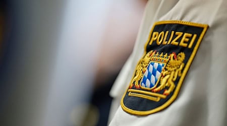 Emblem der Polizei in Bayern. / Foto: Daniel Löb/dpa/Archivbild