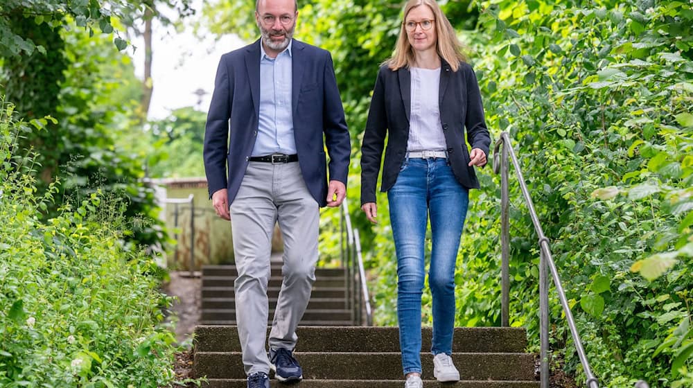 Manfred Weber, Vorsitzender der Europäischen Volkspartei, geht neben seiner Frau Andrea zur Stimmabgabe. Die Europawahl begann am 6. Juni und in Deutschland wird am 9. Juni gewählt. / Foto: Armin Weigel/dpa