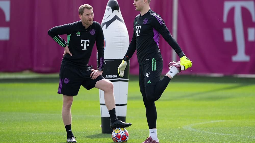 Torwart Manuel Neuer (r) und Torwarttrainer Michael Rechner von München in Aktion. / Foto: Sven Hoppe/dpa