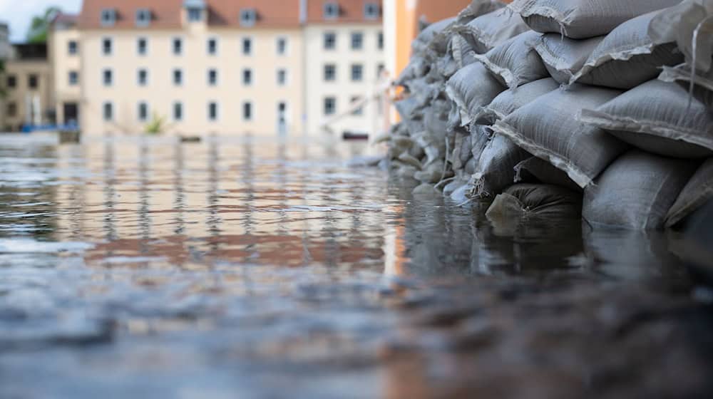 Sandsäcke schützen in der Altstadt am Donauufer die Einfahrt von einer Garage. Seit Tagen kämpfen die Helfer in Bayern gegen die Flut und ihre Folgen. / Foto: Sven Hoppe/dpa