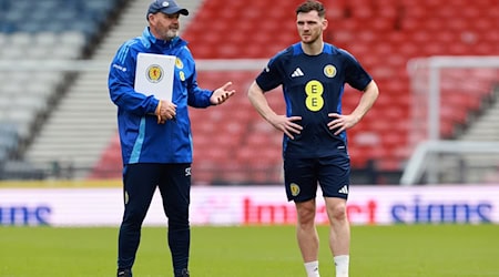 Schottlands Nationaltrainer Steve Clarke (l) und Kapitän Andy Robertson stehen auf dem Platz. / Foto: Steve Welsh/PA Wire/dpa/Archivbild