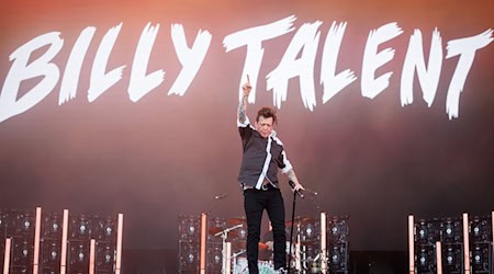 Benjamin Kowalewicz, Sänger der kanadischen Rockband Band Billy Talent, steht beim Open-Air-Festival "Rock im Park" auf der Bühne. / Foto: Daniel Karmann/dpa