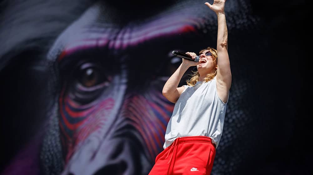 Sandra Nasic, Sängerin der deutschen Band Guano Apes, steht beim Open-Air-Festival "Rock im Park" auf der Bühne. / Foto: Daniel Karmann/dpa