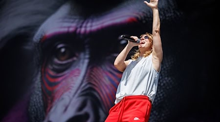 Sandra Nasic, Sängerin der deutschen Band Guano Apes, steht beim Open-Air-Festival "Rock im Park" auf der Bühne. / Foto: Daniel Karmann/dpa