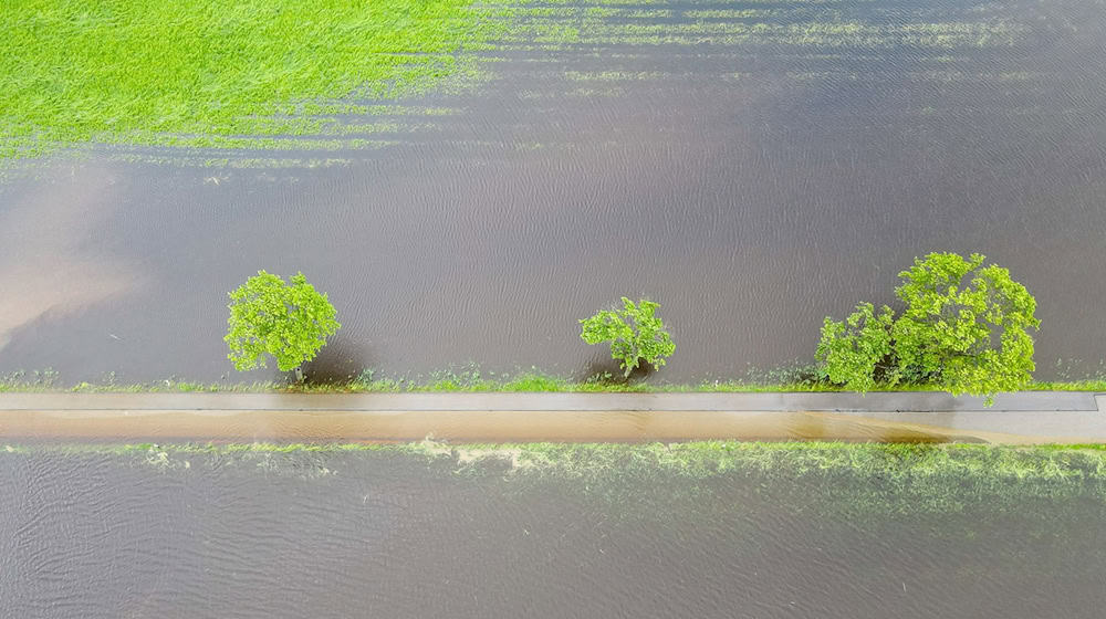 Wiesen und Felder sind nach den Regenfällen überschwemmt und haben sich zu großen Seen gebildet. / Foto: Marius Bulling/onw-images/dpa