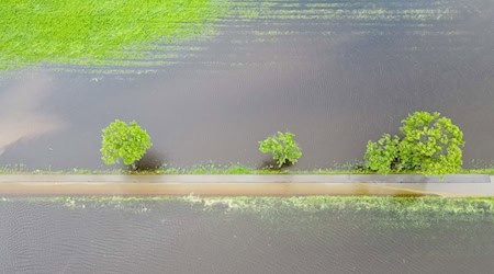 Wiesen und Felder sind nach den Regenfällen überschwemmt und haben sich zu großen Seen gebildet. / Foto: Marius Bulling/onw-images/dpa