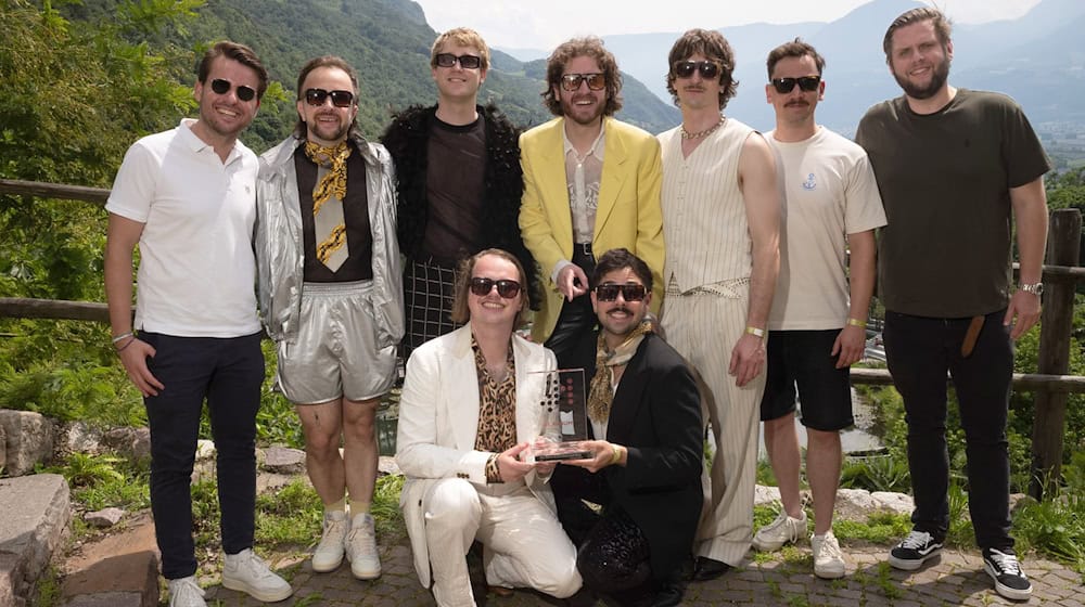 Roy Bianco & Die Abbrunzati Boys mit dem «Nummer 1 Award», veröffentlicht von GfK Entertainment als Ermittler der Offiziellen Deutschen Charts. / Foto: Ludwig van Borkum/GfK Entertainment/dpa