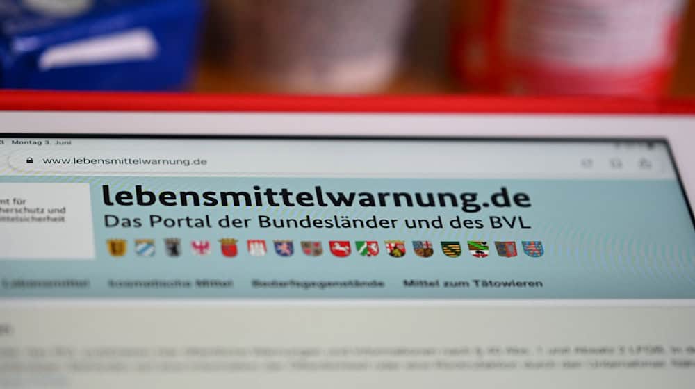 Das Internetportal lebensmittelwarnung.de ist auf einem Tablet aufgerufen. / Foto: Jens Kalaene/dpa/Illustration