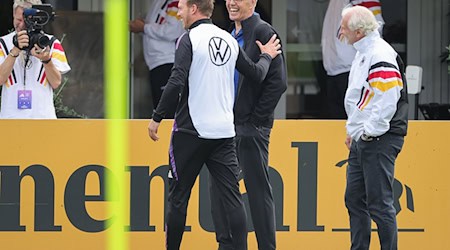 Fußball: Nationalmannschaft, EM-Vorbereitung, Trainingslager - Training. Bundestrainer Julian Nagelsmann (l-r), Gordon Herbert, Basketball-Bundestrainer, und Rudi Völler, Direktor der deutschen A-Nationalmannschaft der Männer, unterhalten sich vor dem Training am Platz. / Foto: Christian Charisius/dpa