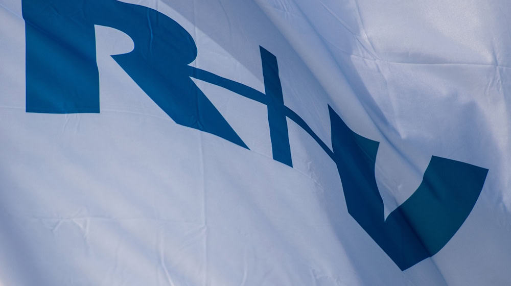 Eine Fahne mit dem Logo "R+V" flattert am vor der Firmenzentrale des Versicherungs-Unternehmens. / Foto: picture alliance / Andreas Arnold/dpa/Symbolbild