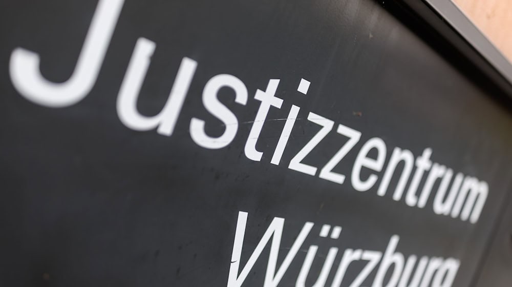 «Justizzentrum Würzburg» steht auf einem Schild im Eingangsbereich zum Landgericht. / Foto: dpa