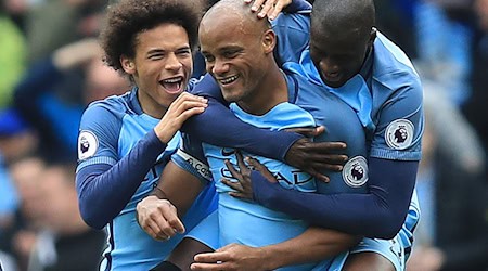Manchester Citys Vincent Kompany (M) jubelt über sein Tor mit seinem Teamkollegen Leroy Sane (l). / Foto: dpa/Archivbild
