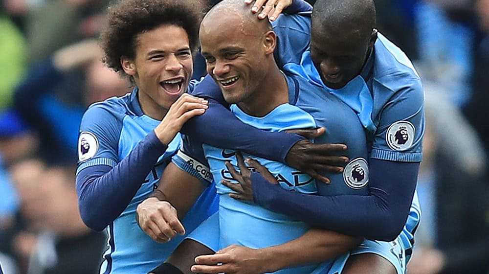 Manchester Citys Vincent Kompany (M) jubelt über sein Tor mit seinem Teamkollegen Leroy Sane (l). / Foto: dpa