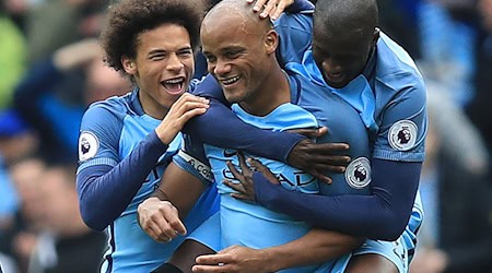 Manchester Citys Vincent Kompany (M) jubelt über sein Tor mit seinem Teamkollegen Leroy Sane (l). / Foto: dpa