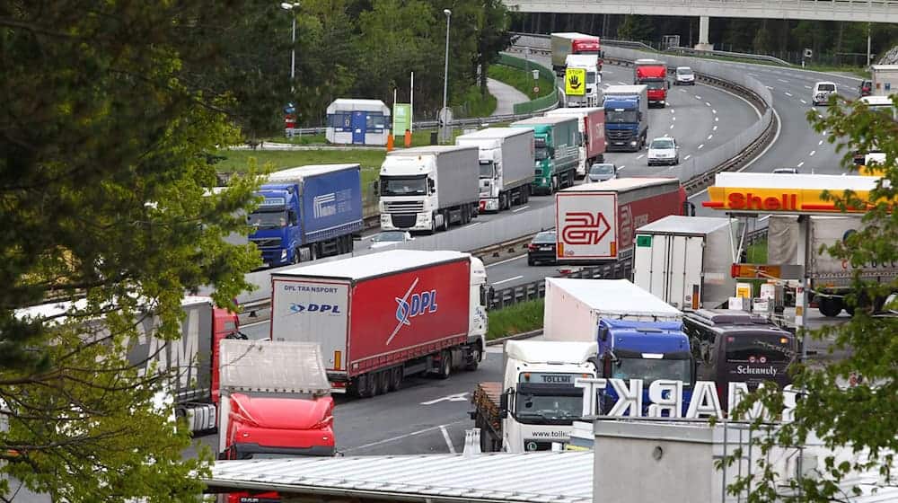 Lastwagen stauen sich auf der Brennerautobahn A13 neben der Raststätte an der Europabrücke bei Schönberg. / Foto: Karl-Josef Hildenbrand/dpa/Archivbild