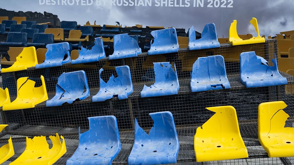 Fußballsitze aus dem von russischen Angriffen zerstörten Stadion in Charkiw (Ukraine) sind auf dem Wittelsbacherplatz bei einer Kundgebung aufgebaut. Das Stadion in Charkiw war Austragungsort der Euro 2012. / Foto: Sven Hoppe/dpa
