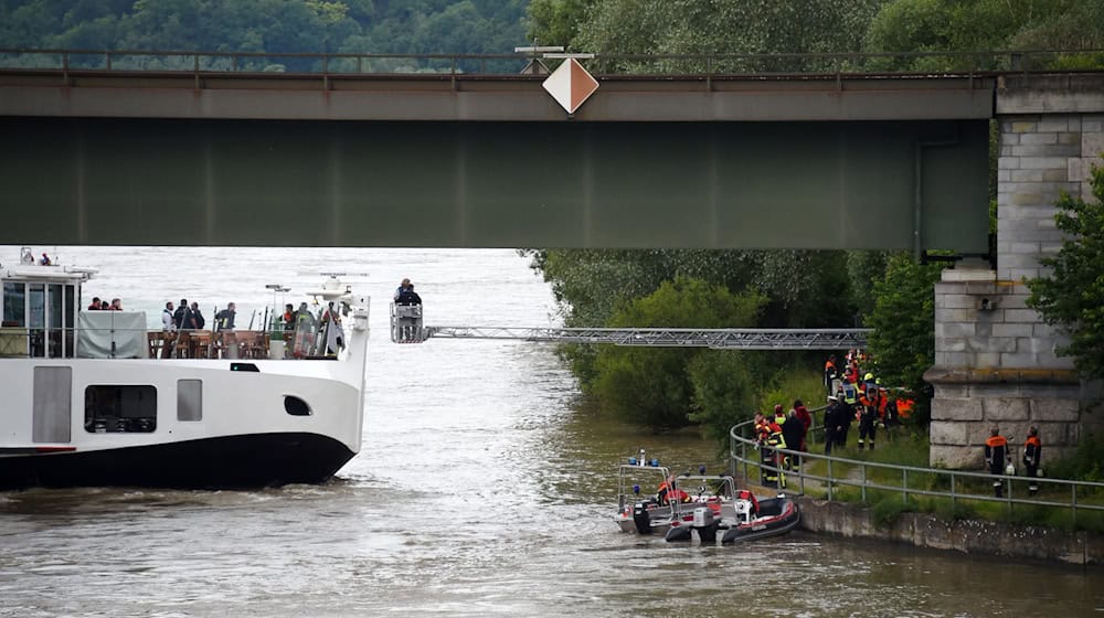 Rettungskräfte arbeiten am 19.06.2016 in Poikam bei Bad Abbach (Bayern) an einem havarierten Schiff. / Foto: Tobias Hase/dpa