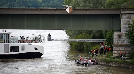 Rettungskräfte arbeiten am 19.06.2016 in Poikam bei Bad Abbach (Bayern) an einem havarierten Schiff. / Foto: Tobias Hase/dpa