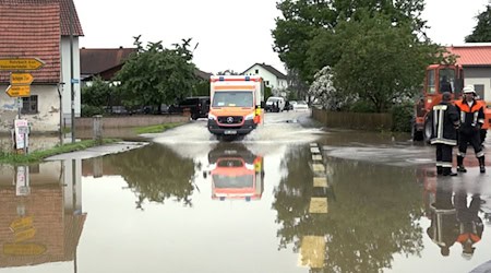 Ein Krankenwagen fährt über eine überschwemmte Straße in Pfaffenhofen an der Ilm. / Foto: -/tv7news/dpa
