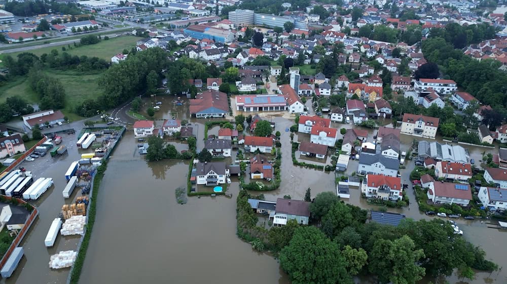 Eine Luftaufnahme zeigt überschwemmte Straßen in Schrobenhausen im Landkreis Neuburg-Schrobenhausen. / Foto: Marc Gruber/tv7news/dpa