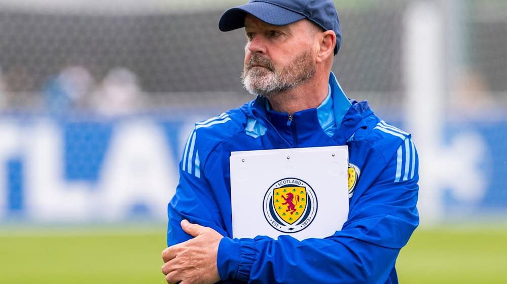 Steve Clarke, Trainer der schottischen Nationalmannschaft, schaut dem Training zu. / Foto: Peter Kneffel/dpa