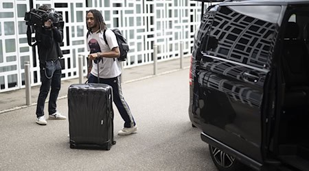 Kevin Mbabu, Fußballspieler aus der Schweiz, kommt zum Treffen der Schweizer Fußballnationalmannschaft für das Vorbereitungscamp zur Europameisterschaft. Der Außenverteidiger wurde am Mittwoch aus dem Schweizer EM-Kader gestrichen. / Foto: Gian Ehrenzeller/KEYSTONE/dpa