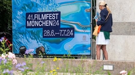 Ein Plakat mit der Aufschrift «41. Filmfest München» steht auf einem Platz in München. / Foto: Peter Kneffel/dpa