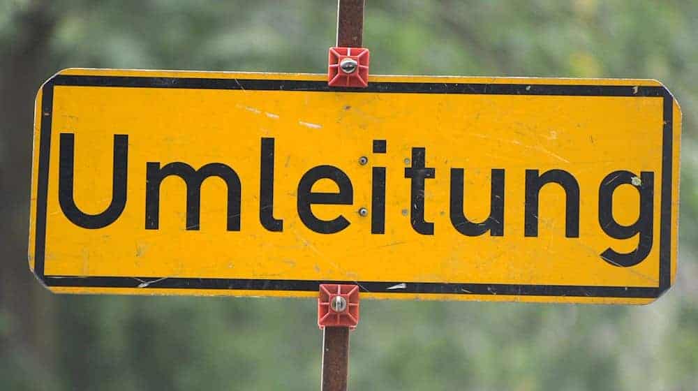 Auf einer Straße ist eine Umleitung eingerichtet. / Foto: Tim Brakemeier/dpa/Symbolbild