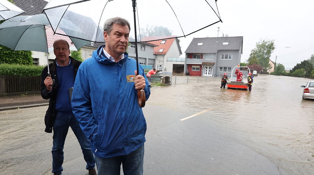 Markus Söder (CSU), bayerischer Ministerpräsident steht am Rande einer überfluteten Straße vor Journalisten. / Foto: Karl-Josef Hildenbrand/dpa