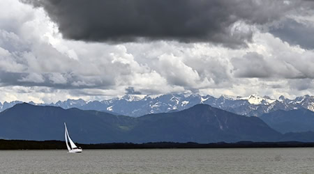 Ein Segelboot ist auf dem Starnberger See unterwegs während Gewitterwolken über die Alpen ziehen. / Foto: Katrin Requadt/dpa/Archivbild