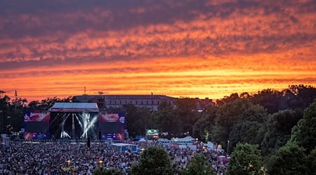 Der Abendhimmel leuchtet über dem Festival-Gelände. / Foto: Daniel Karmann/dpa